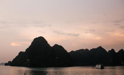halong-bay-vietnam-in-nefes-kesen-ejderha-koyu-ve-tekne-turu-rehberi