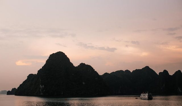 Halong Bay: Vietnam'ın Nefes Kesen Ejderha Koyu ve Tekne Turu Rehberi 4 halong-bay-vietnam-in-nefes-kesen-ejderha-koyu-ve-tekne-turu-rehberi