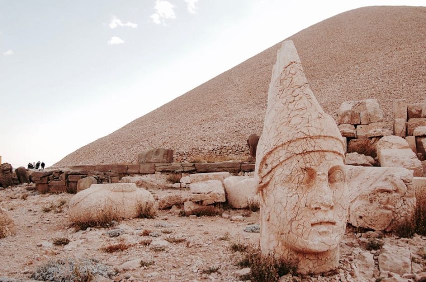 Nemrut Dağı: Tanrıların Zirvesindeki Kommagene Krallığı’nın Gizemli İzleri