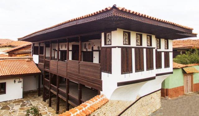 Kula Evleri: Türk ve Rum Mimarilerinin Gizemli Dansı