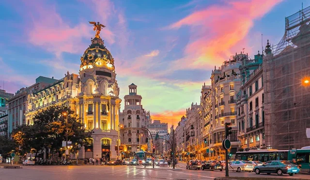 Madrid Gezi Rehberi: Meydanları ve Parklarıyla Yaşayan Şehrin Büyüleyici Kalbine Yolculuk