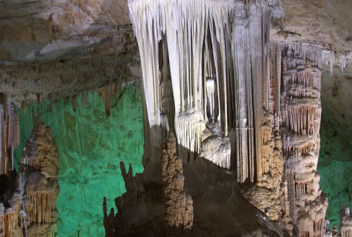 Mağaranın Kalbindeki Saklı Hazineler: Sarkıtlar ve Dikitler Dünyası