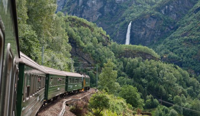 Norveç Flam Treni Macerası: Fiyortların Kalbine Fantastik Bir Yolculuk!