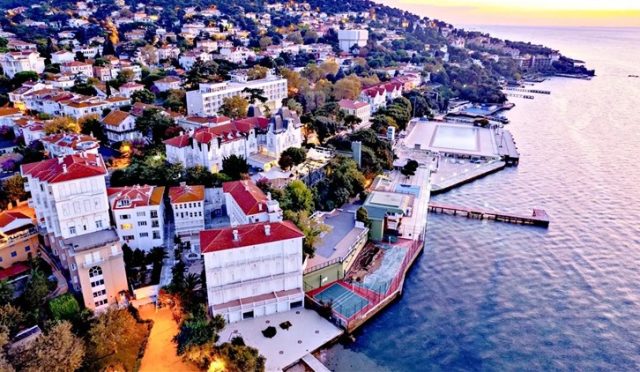 Büyükada Gezi Rehberi: İstanbul'un Kalbinde Prens Adaları'nın Tacı!