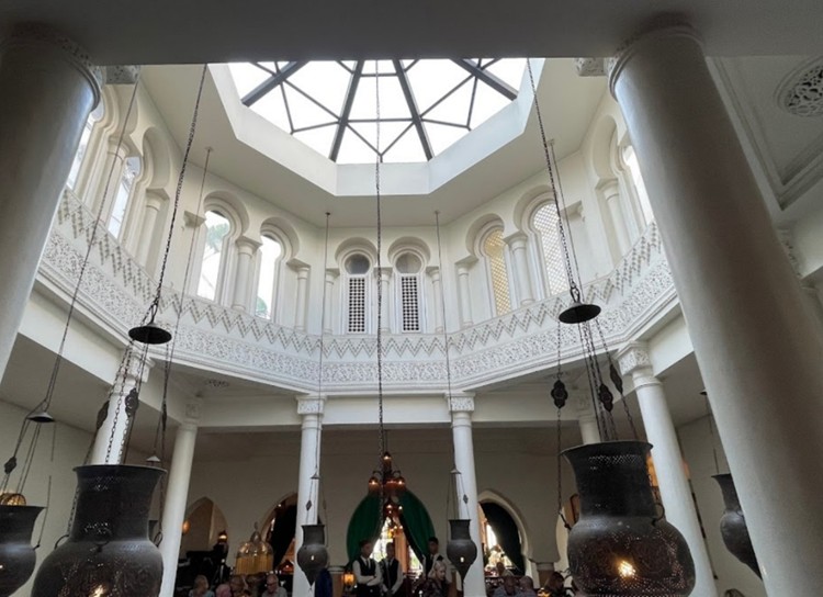 Kazablanka Gezi Rehberi: Film Karelerinden Gerçeklere Bir Fas Masalı! 1 Casablanca Filminin Efsanevi Büyüsü: Rick's Cafe'ye Giden Yol