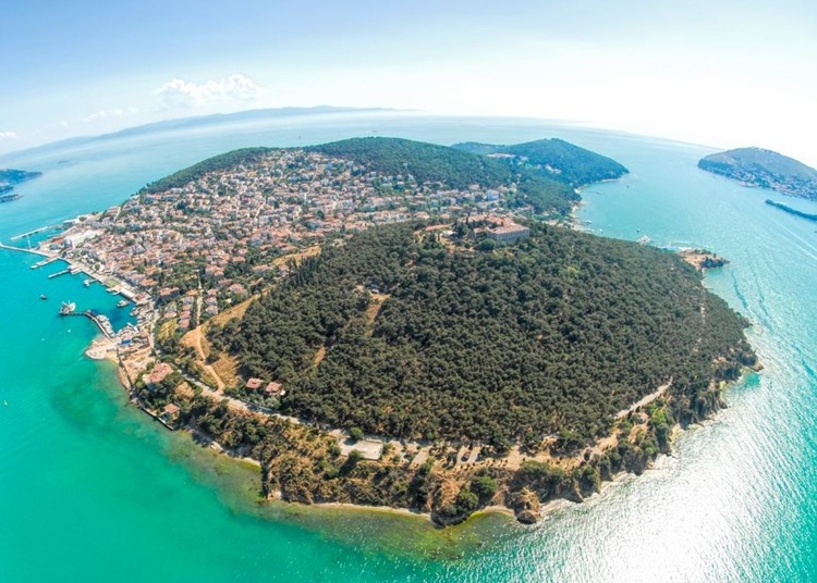 Heybeliada Gezi Rehberi: İstanbul'un En Yeşil Prens Adası'nda Bir Gün 2 Heybeliada'da Gezilecek Yerler: Tarih, Doğa ve Huzur Dolu Rotalar