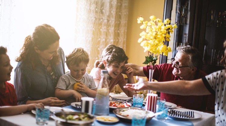 Bayram Sofralarının Keyfini Sağlıkla Çıkarın: Dr. Seren'den Akıllı Beslenme İpuçları 1 Porsiyon Kontrolü ve Bilinçli Yeme Sanatı