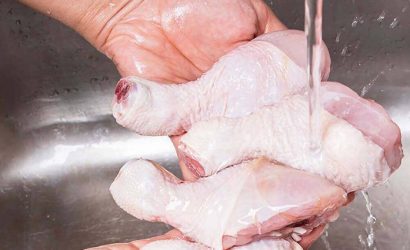 Çiğ Tavuk Yıkamak: Masum Bir Alışkanlık mı, Gizli Bir Risk mi? Dr. Seren Korkmaz Aydınlatıyor