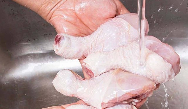Çiğ Tavuk Yıkamak: Masum Bir Alışkanlık mı, Gizli Bir Risk mi? Dr. Seren Korkmaz Aydınlatıyor
