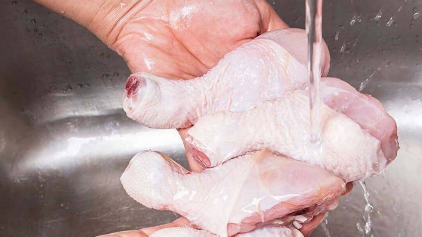 Çiğ Tavuk Yıkamak: Masum Bir Alışkanlık mı, Gizli Bir Risk mi? Dr. Seren Korkmaz Aydınlatıyor