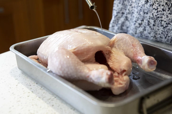 Çiğ Tavuk Yıkamak: Masum Bir Alışkanlık mı, Gizli Bir Risk mi? Dr. Seren Korkmaz Aydınlatıyor 1 Çiğ Tavuk ve Görünmez Tehlike: Bakterilerle Savaş