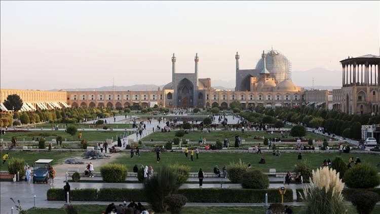 İsfahan'ın Kalbi: Göz Alıcı Meydanlar ve Köprüler