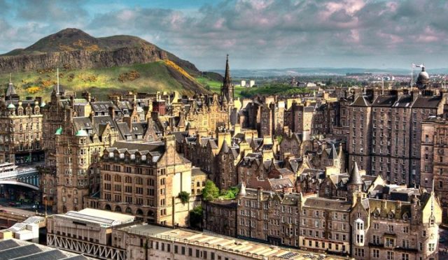 İskoçya'nın Vahşi Kalbine Yolculuk: Highlands'in Gizemli Çağrısı ve Efsanevi Loch Ness!