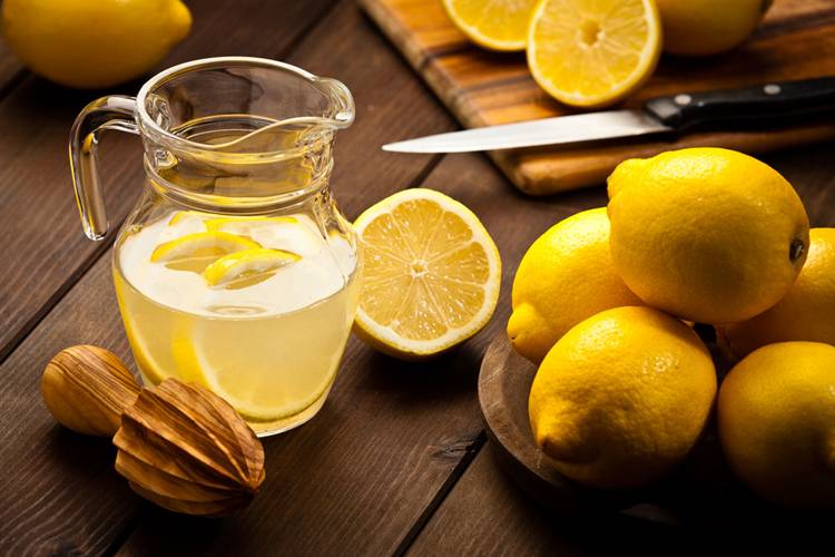 Limonlu Su Gerçeği: Kilo Vermeye Yardımcı Olur mu? Dr. Seren Korkmaz Açıklıyor 1 Limonlu Su Gerçeği: Zayıflama Vaadi Bir Yanılgı mı?