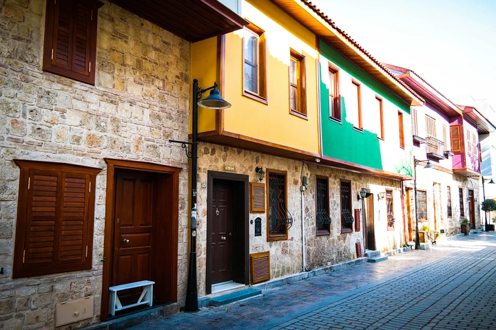 Antalya Gezi Rehberi: Kaleiçi'nin Büyülü Sokaklarında Bir Keşif 1 Kaleiçi'nin Fısıltıları: Zaman Tünelinde Bir Yolculuk