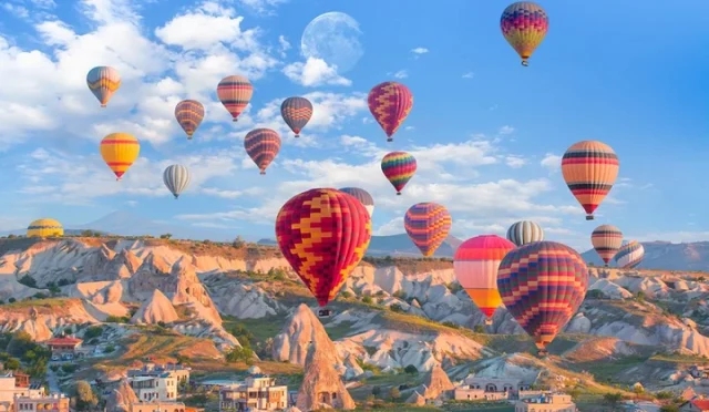 Kapadokya Gezisi: Perilerin ve Balonların Büyülü Diyarına Yolculuk
