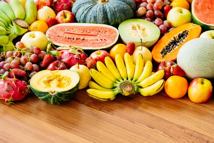 Baharın Enerjisi Tabakta: Dr. Seren'den Mevsiminde Meyve Tüketimi Rehberi 1 Mevsiminde Meyve Tüketimi: Doğanın Bize Fısıldadığı Şifalı Sırlar