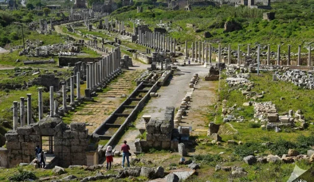 Perge Antik Kenti: Helenistik Dünyanın İncisi ve Roma'nın Görkemli Mirası