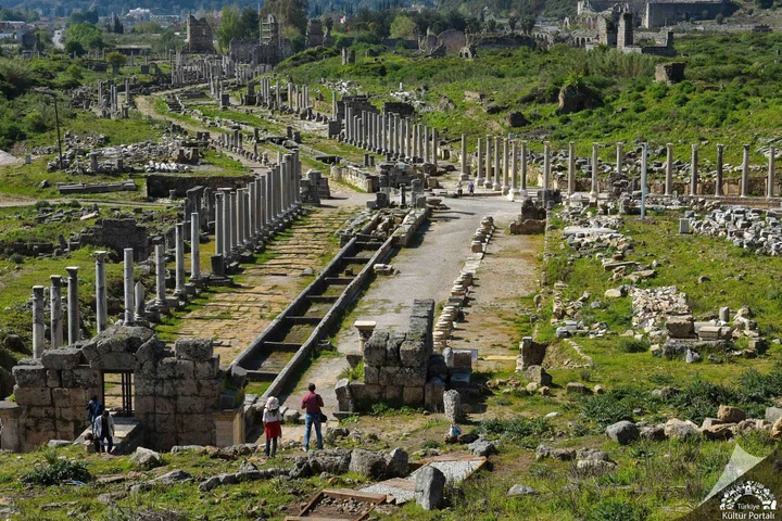 Perge Antik Kenti: Helenistik Dünyanın İncisi ve Roma’nın Görkemli Mirası