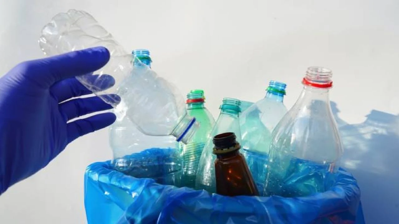 Plastik Kaplardaki Gizli Tehlike: Besinlerimize Sızan Kimyasallar ve Sağlığımız 1 Plastiklerin Masum Görünen Yüzündeki Kimyasallar