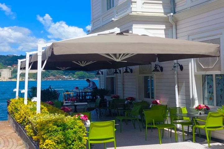 Cafe ve Restoranlarda Doğru Dış Mekan Şemsiyesi Nasıl Seçilir? 1 Cafe Şemsiyesi Seçerken Öncelikle Kullanım Alanı Belirlenmelidir
