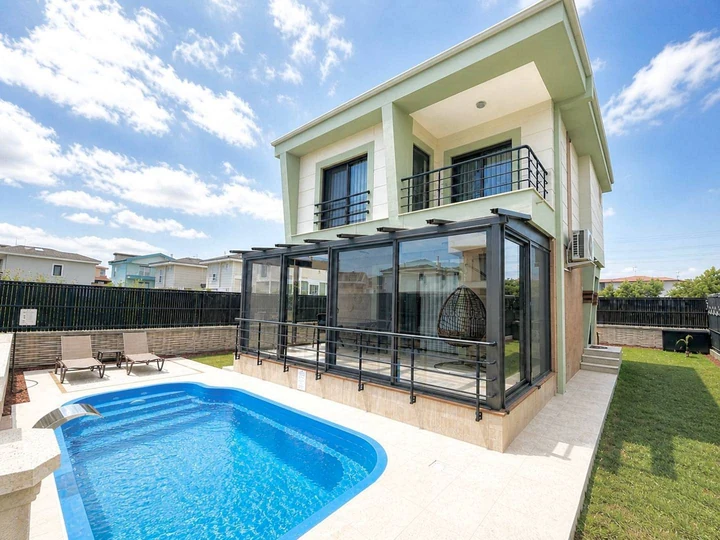 Villa Tatili mi Otel Tatili mi Daha Ekonomik? 2026 Maliyet Karşılaştırması 1 Villa Tatili ile Otel Tatili Maliyeti Nasıl Karşılaştırılır?