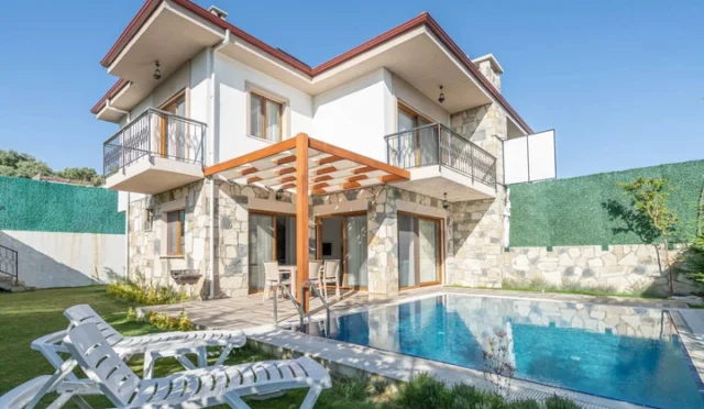 Villa Tatili mi Otel Tatili mi Daha Ekonomik? 2026 Maliyet Karşılaştırması